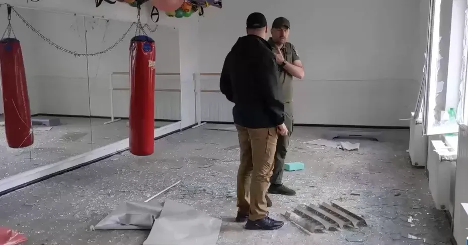 Фото з відкритих джерел Російські злочинці вдарили 2 травня близько 16:00 по Дергачах попередньо КАБами. Одне влучання біля спортивного клубу, інше в землю. Унаслідок ударів по цивільній інфраструктурі та приватним будинкам поранення отримали четверо дітей 8-ми, 9-ти, 14-ти і 15-ти років, а також чоловік 75-ти років.