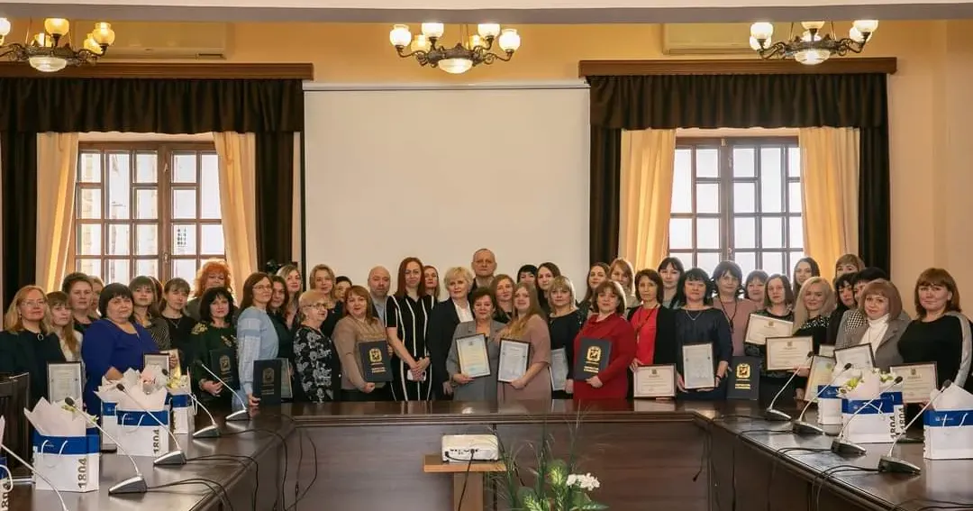 Фото Управління освіти, культури, молоді та спорту Дергачівської громади Як зазначають в Управлінні освіти, культури, молоді та спорту, до кращих вчителів Харківщини обрано 5 фахівців Дергачівщини. Вони «впевнено торують шлях до професійного зростання». У 2023 році вчителі успішно пройшли сертифікацію.