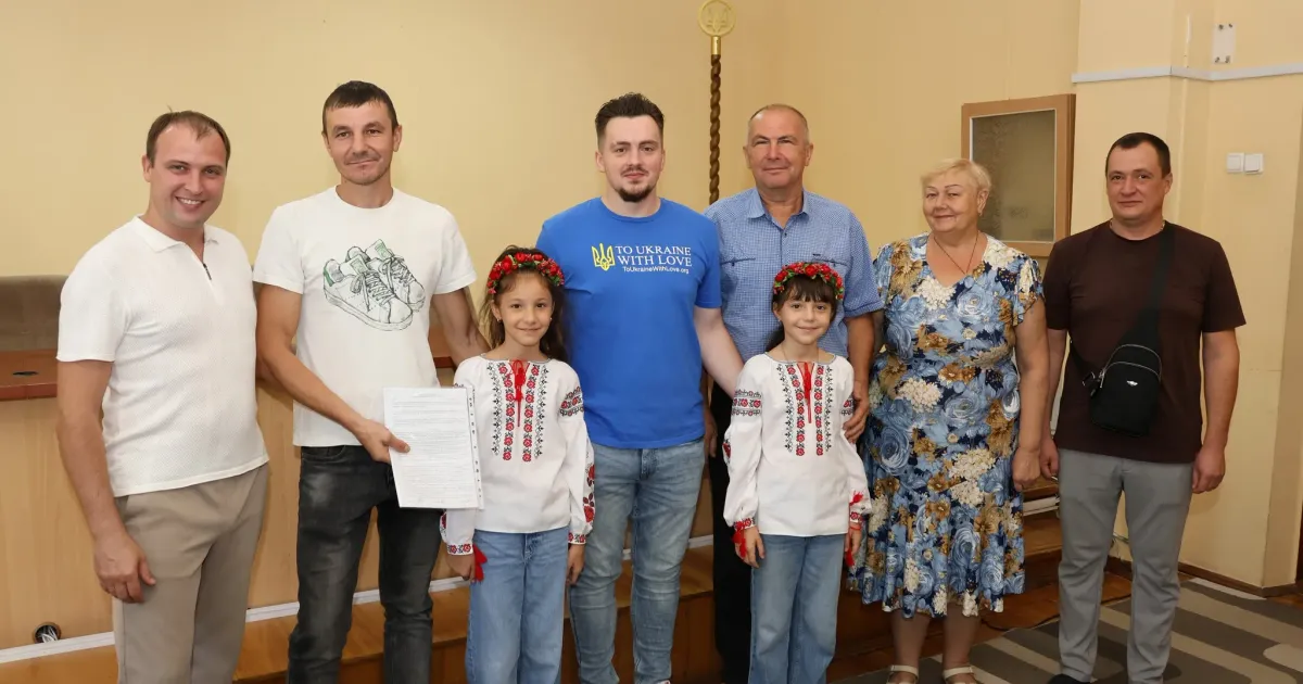 Фото Дергачівської міської ради Сьогодні 25 сімей з Дергачівської громади підписали договори приймання у власність модульних будинків, встановлених за сприяння благодійного фонду To Ukraine With Love.
