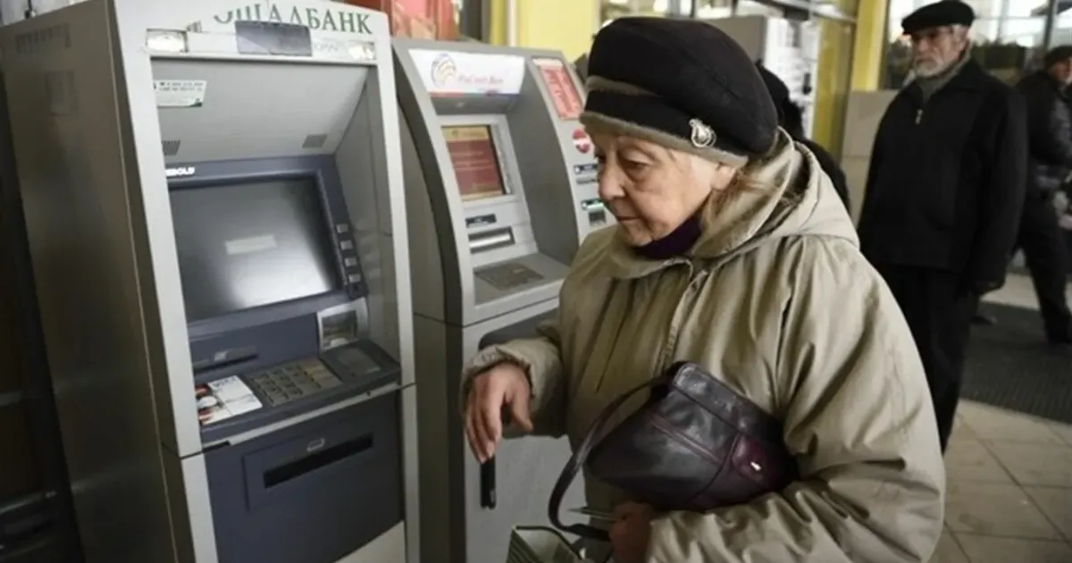 Пенсіонерам припинили переказувати пенсії на картку? Міністерство соціальної політики роз'яснило, що блокування банківських карток пенсіонерів не здійснює, навіть якщо на них відсутній рух коштів. Така практика порушує чинне законодавство сфери соціального забезпечення.