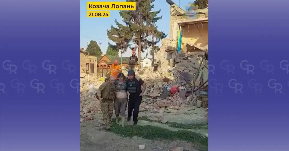 Фрагмент відео Нині поліцейські офіцери громади спільно з працівниками міської ради та волонтерами продовжують здійснювати евакуацією людей з прикордонних територій: 5 вересня з Козачої Лопані було вивезено 2-х чоловіків 49-ти та 59-ти років, а також 56-річну жінку. До 12 липня ці люди мешкали у селищі Ветеринарному, на самісінькому кордоні.