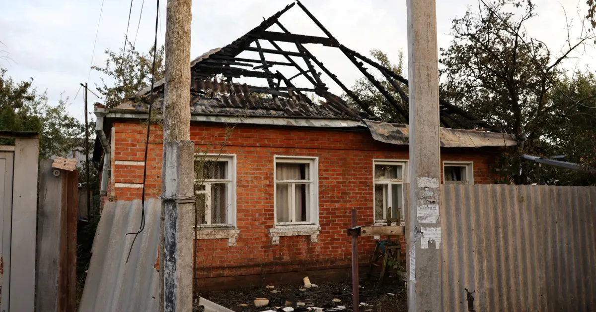 Фото ДСНС та Дергачівської МВА Вчора близько 17:10 російські окупанти вдарили по місту Дергачі з реактивних систем залпового вогню «Торнадо-С».