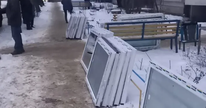 Мешканці багатоповерхівки отримали 200 вікон За результатами співпраці між американською міжнародною організацією Global Empowerment Mission в особі засновника Майкла Каппоні та Дергачівською міською радою мешканці багатоповерхівок у Дергачах отримали 200 вікон.