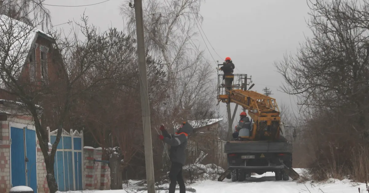 Фото пресцентру "Харківобленерго" Пресслужба господарства повідомляє, що фахівці Дергачівського району електричних мереж (РЕМ) АТ "Харківобленерго" продовжують відновлювати електропостачання у селі Великі Проходи Харківського району.