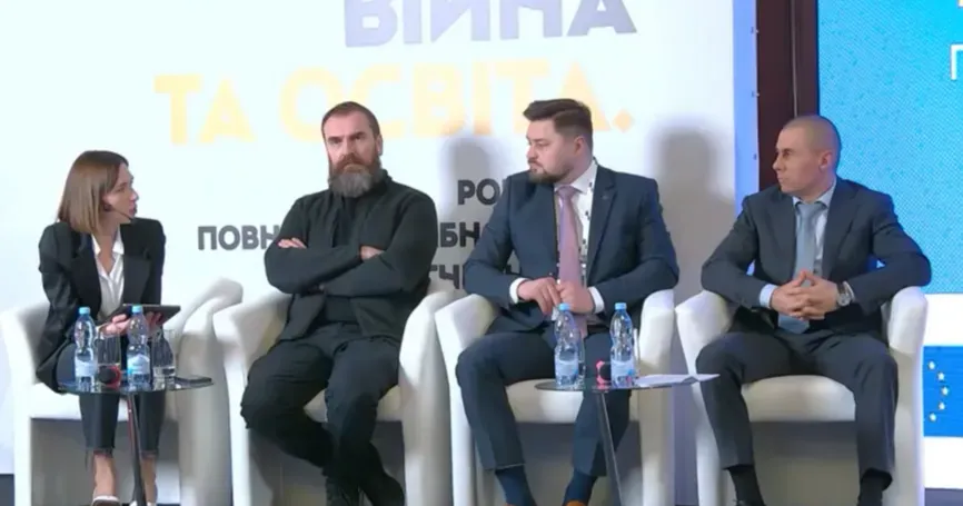Фрагмент відеозапису Керівник громади В. Задоренко 10 лютого взяв участь у дискусії «Як громади долають виклики війни?», що відбулася у Києві в межах заходу «Війна та освіта. Два роки повномасштабного вторгнення», організованого благодійним фондом «SavED» за підтримки Міністерства освіти і науки України.