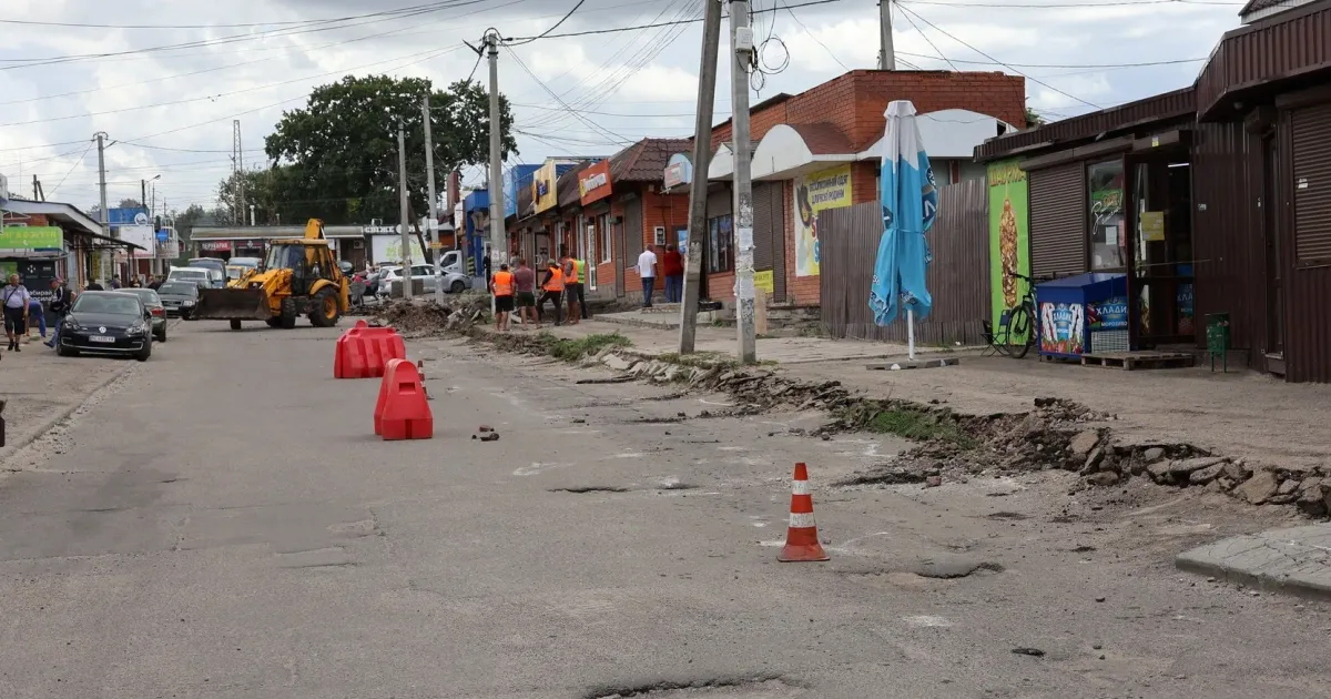 Фото Дергачівської міськради Роботи з капітального ремонту дорожнього покриття розпочалися сьогодні на частині вулиці Вокзальної, що проходить уздовж міського ринку.