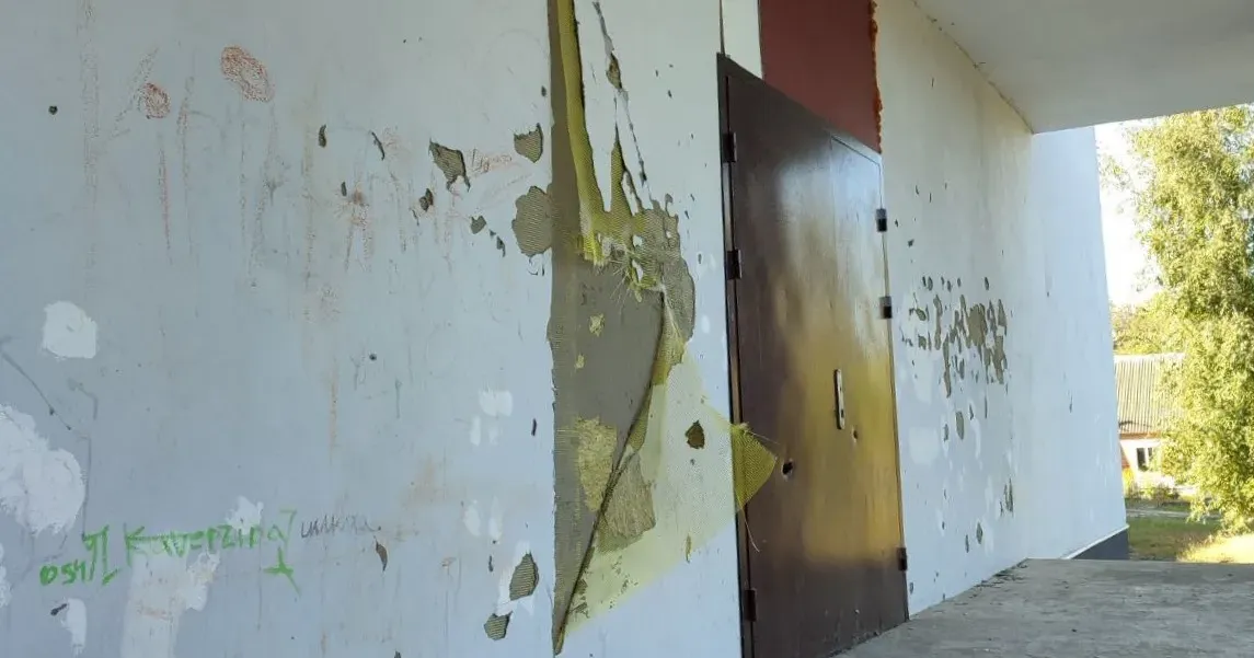 Фото Дергачівської міськради Група невідомих молодих людей вчинила акт вандалізму на території Дергачівського ліцею №2. Вони відірвати частину облицювання фасаду будівлі закладу, а також залишили після свого «відпочинку» купу сміття - пляшок та бляшанок з-під алкогольних напоїв.