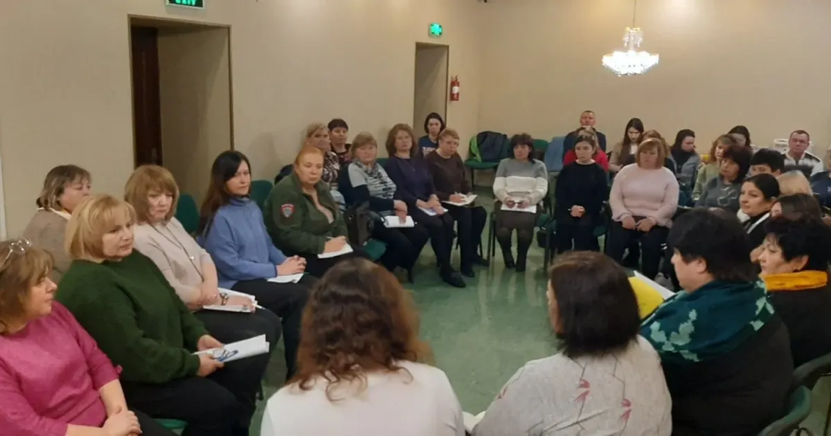 Фото Управління осіти, культури, молоді та спорту Дергачівської міської ради Управління осіти, культури, молоді та спорту Дергачівської міської ради інформувало про проведення наради з керівниками та заступниками закладів освіти і культури у форматі «круглого столу». Темою засідання стали перспективи розвитку освітньої галузі у громаді в умовах реформування Нової української школи, а також залучення іноземних партнерів до відновлення культурно-освітніх закладів громади.