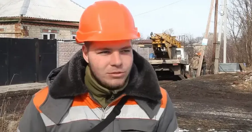Фрагмент відео Фахівці Дергачівського району електричних мереж (РЕМ) АТ Харківобленерго продовжують працювати над відновленням електропостачання у Цупівці.