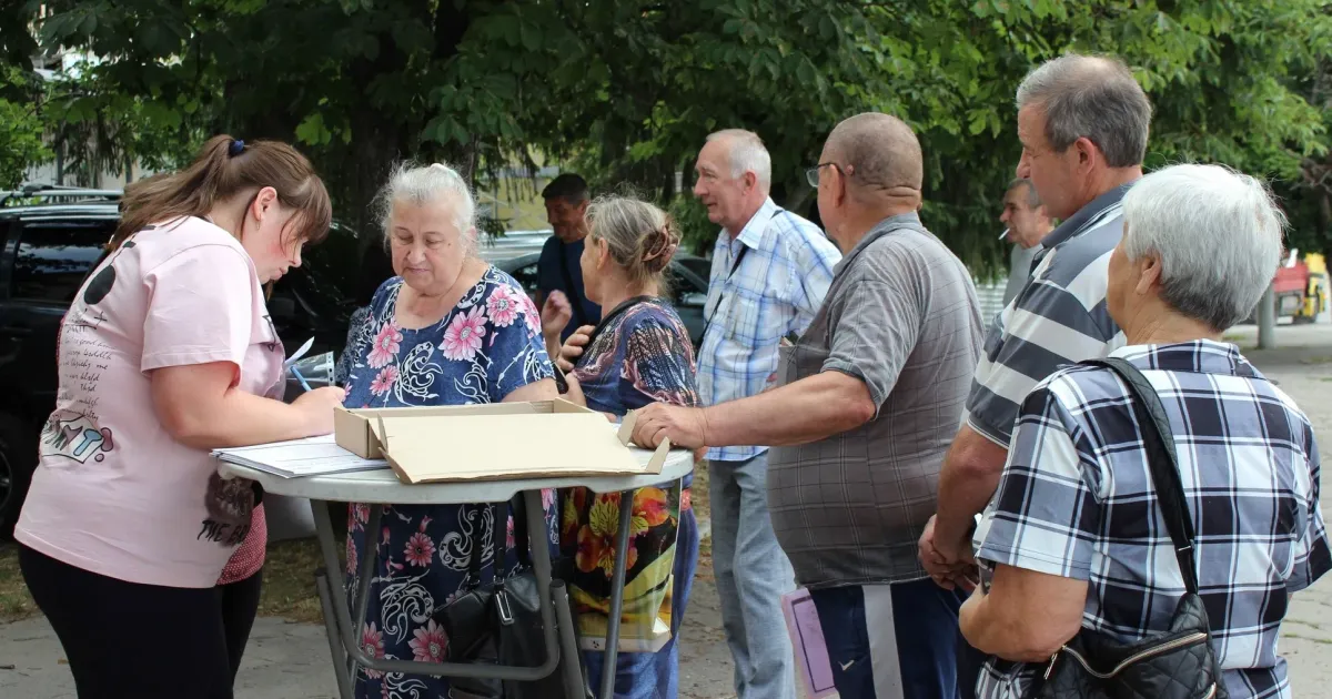 Фото інформаційного відділу Дергачівської міської ради Допомога у вигляді гігієнічних наборів та візків для людей з інфалідністю спрямована на старостати громади.