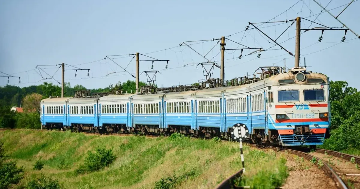 Фото Дергачівської міської ради У зв’язку з ухваленням Харківською РВА рішення щодо розширення комендантської години у прикордонних населених пунктах Дергачівщини було врегульовано графік приміського залізничного сполучення на маршруті Харків – Дергачі – Нова Козача.