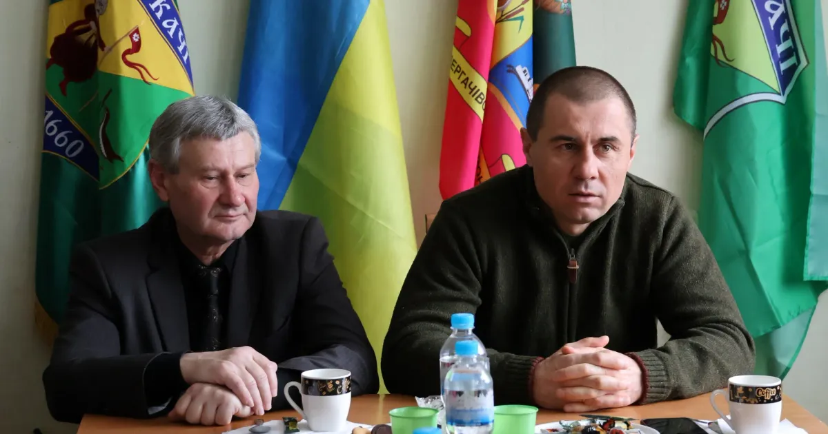 Фото інформаційного відділу Дергачівської міської ради Відбулася неформальна зустріч керівника громади В’ячеслава Задоренка із заслуженими діячами сфери медицини та освіти, головами громадських організацій, ветеранами правоохоронних органів, представниками державних органів влади та місцевого самоврядування Дергачівщини.