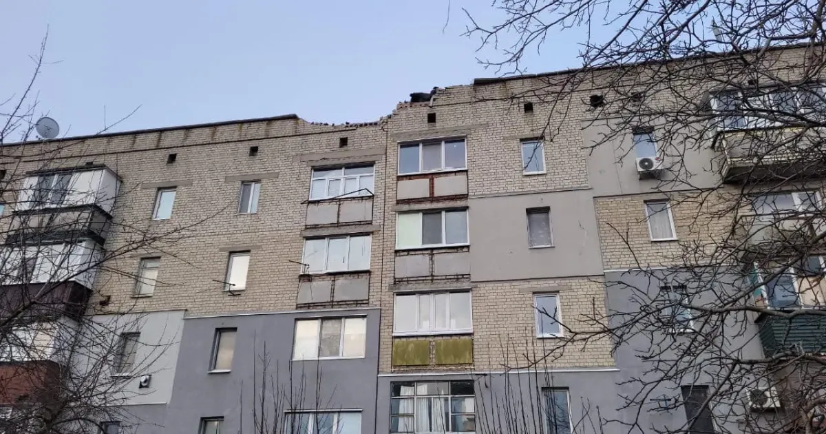 Уламки збитої ракети впали на дергачівську п’ятиповерхівку Про це повідомив у соцмережах начальник Слідчого управління ГУНП в Харківській області Сергій Болвінов.