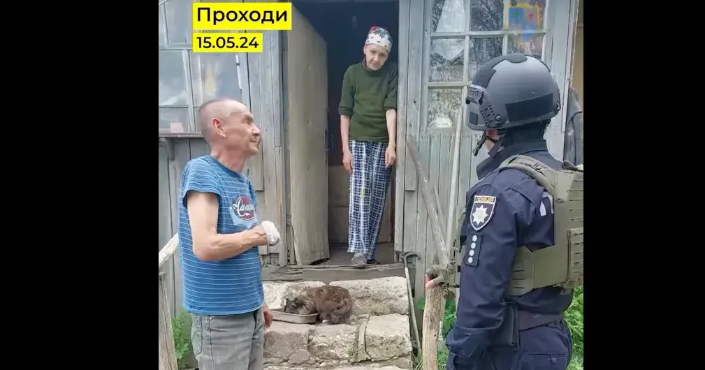 Фото Дергачівської МВА Участь в евакуації беруть місцева влада та поліцейські офіцери громади.