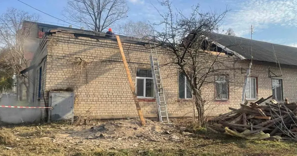 На вулиці Сумський Шлях у Дергачах розпочато аварійно-відновлювальні роботи гуртожитку №176-В.