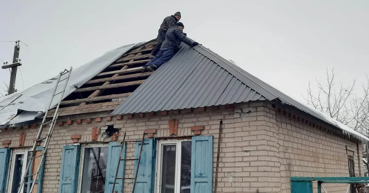 Відсутність електрики та значне руйнування будинків ставить перебування жителів селища на межу виживання. Тому, за повідомленням секретаря Дергачівської міськради Світлани Кучеренко, у Слатинському старостаті активізувалася робота з допомоги мешканцям завдяки плідній співпраці благодійників, місцевої влади та небайдужих жителів.