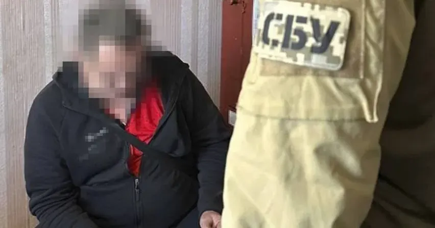 Фото СБУ Юрій Паращенко – водій шкільного автобуса із селища Козача Лопань. Під час окупації допомагав ворогу з логістикою: возив російських військових на ротацію до Бєлгорода та назад. Також він перевозив з росії зброю та боєприпаси для бойовиків рф під Харковом. Після деокупації району чоловік ховався у сусідньому селищі. СБУ знайшла його і затримала. Зраднику світить до 12 років тюрми.