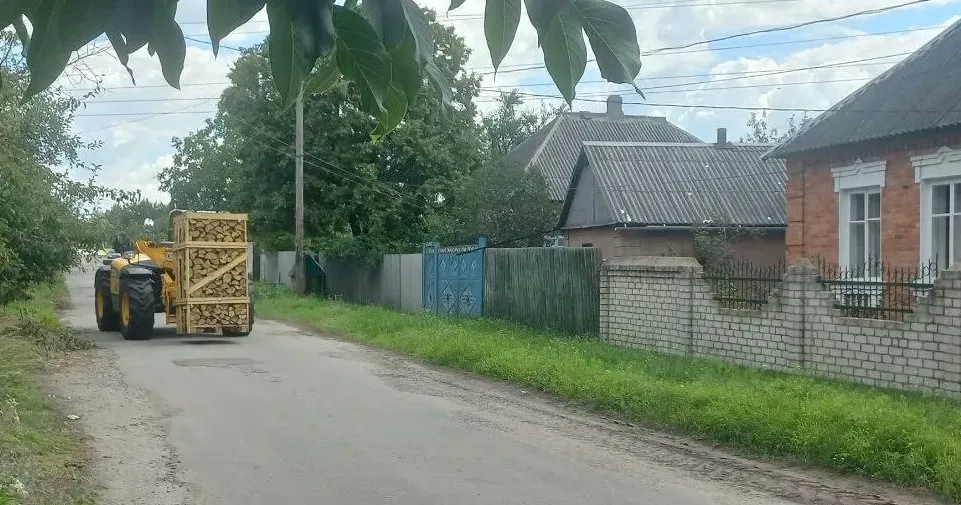 Родини військовослужбовців Токарівського старостату отримали дрова.