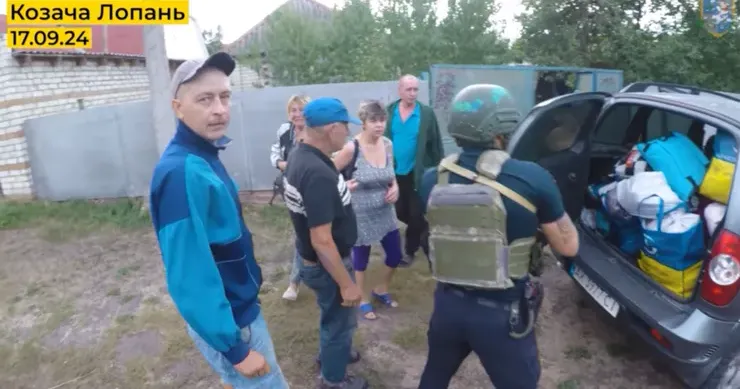 Фрагменти відео Вчора поліцейські офіцери Дергачівської громади разом зі співробітниками міської ради і волонтерами евакуювали трьох місцевих мешканок селища Козача Лопань.