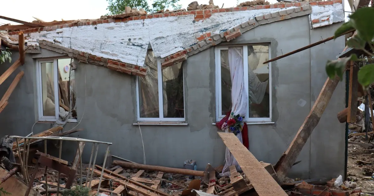 Фото поліції Дергачівської громади З грудня 2023 року в Україні стартувала програма з використання житлових сертифікатів, які необхідні для придбання нового житла в обмін на зруйноване. Однією з обов’язкових умов отримання компенсації є ПРИПИНЕННЯ ПРАВА ВЛАСНОСТІ НА ЗНИЩЕНЕ МАЙНО.