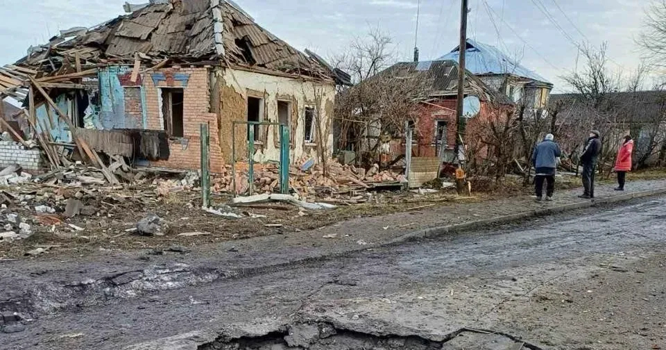 Фото Дергачівської міськради Близько четвертої години ранку російські окупанти знову скинули два КАБи на Козачу Лопань. Про це повідомив старостат.