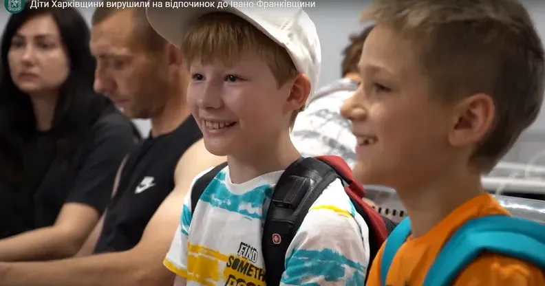 Фрагмент відео До санаторію в місті Яремче поїхали 44 дитини з Харківського району, серед яких жителі Великих Проходів, Слатиного, Дергачів, а також прикордонних Ветеринарного і Козачої Лопані. Про це інформував пресцентр ХОДА.
