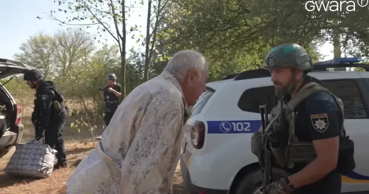 Фрагмент відео На півночі Харківщини безпекова ситуація у прикордонних населених пунктах Дергачівщини суттєво загострилась. Попри щоденні обстріли окупантами прикордонних селищ з різних видів зброї, люди не поспішають полишати свої домівки.