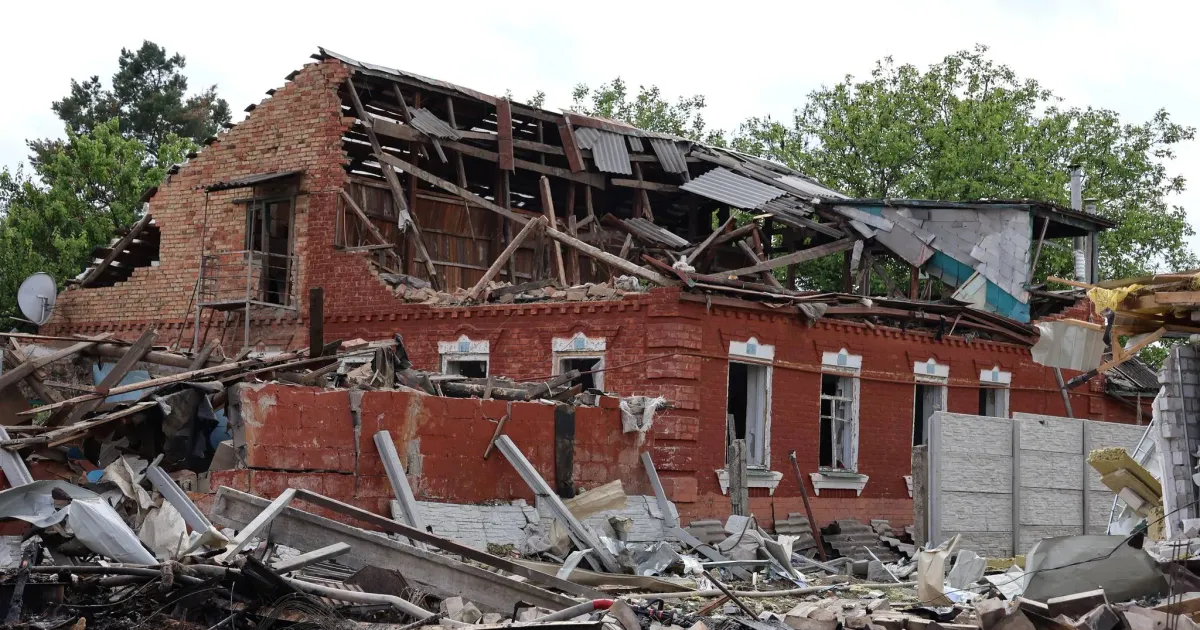 Фото Дергачівської міської ради Близько 13:40 росіяни завдали балістичного удару по цивільній інфраструктурі селища Слатине. Попередньо били ракетою С-300.