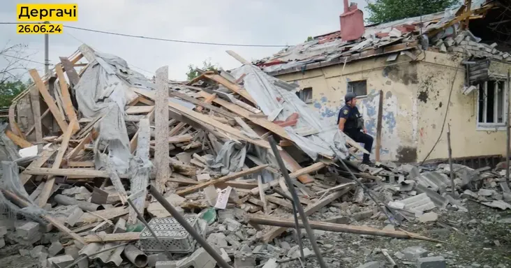 Фрагмент відео У результаті aвiayдapiв по місту Дергачі пoшкoдженo близько 50-ти приватних будинків, у двох мікрорайонах частково перебиті лінії електропередач та газогони. Попередньо росіяни випустили по місту 3 снаряди класу УМПБ Д-30.