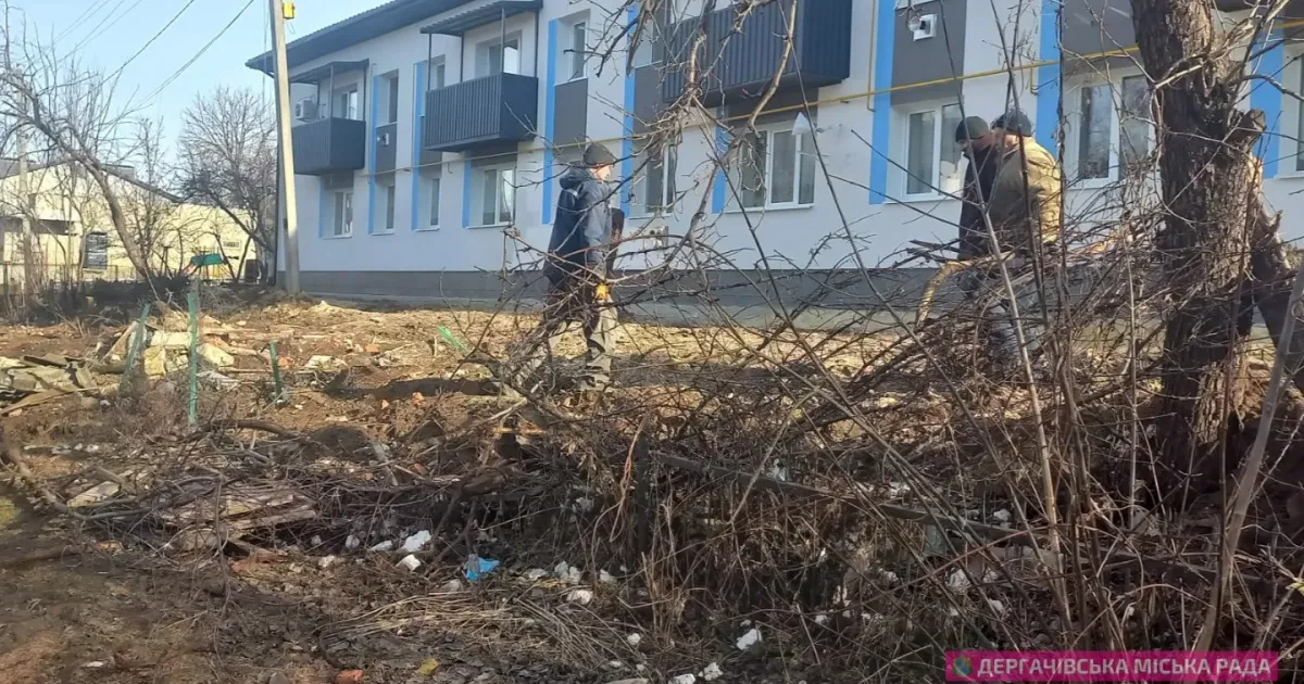 Фото інформаційного відділу Дергачівської міськради Працівники комунальних підприємств разом з волонтерами «Корпусу громадської безпеки» здійснили роботи з благоустрою на вулиці Центральній у Дергачах.