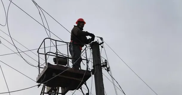 Фото з відкритих джерел Внаслідок ворожих ударів по селищу Слатине пошкоджено високовольтну лінію електропередачі.