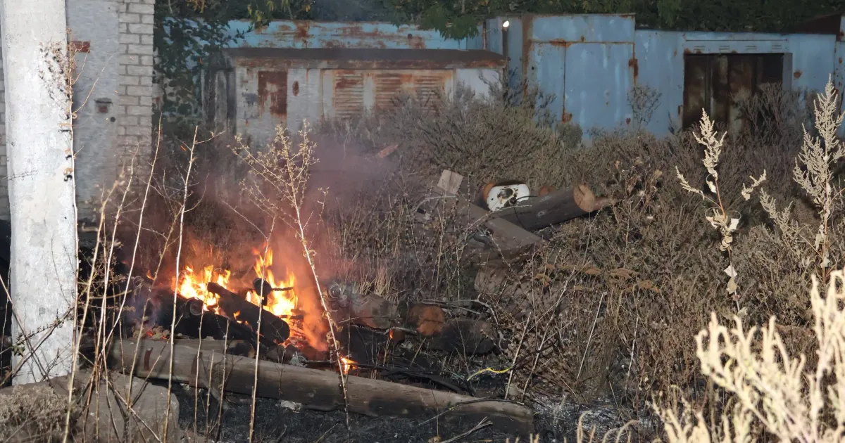 Фото Дергачівської міської ради Внаслідок ударів загинуло щонайменше троє людей, щонайменше двоє поранені. Є руйнування цивільної інфраструктури та приватних будинків. Додаткова інформація встановлюється.